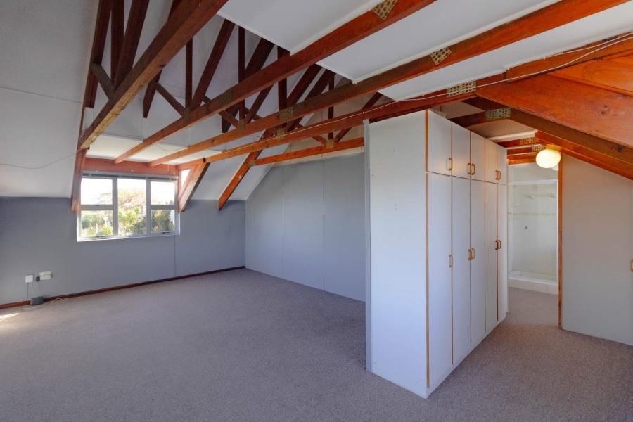 6 Bedroom Property for Sale in Sandbaai Western Cape